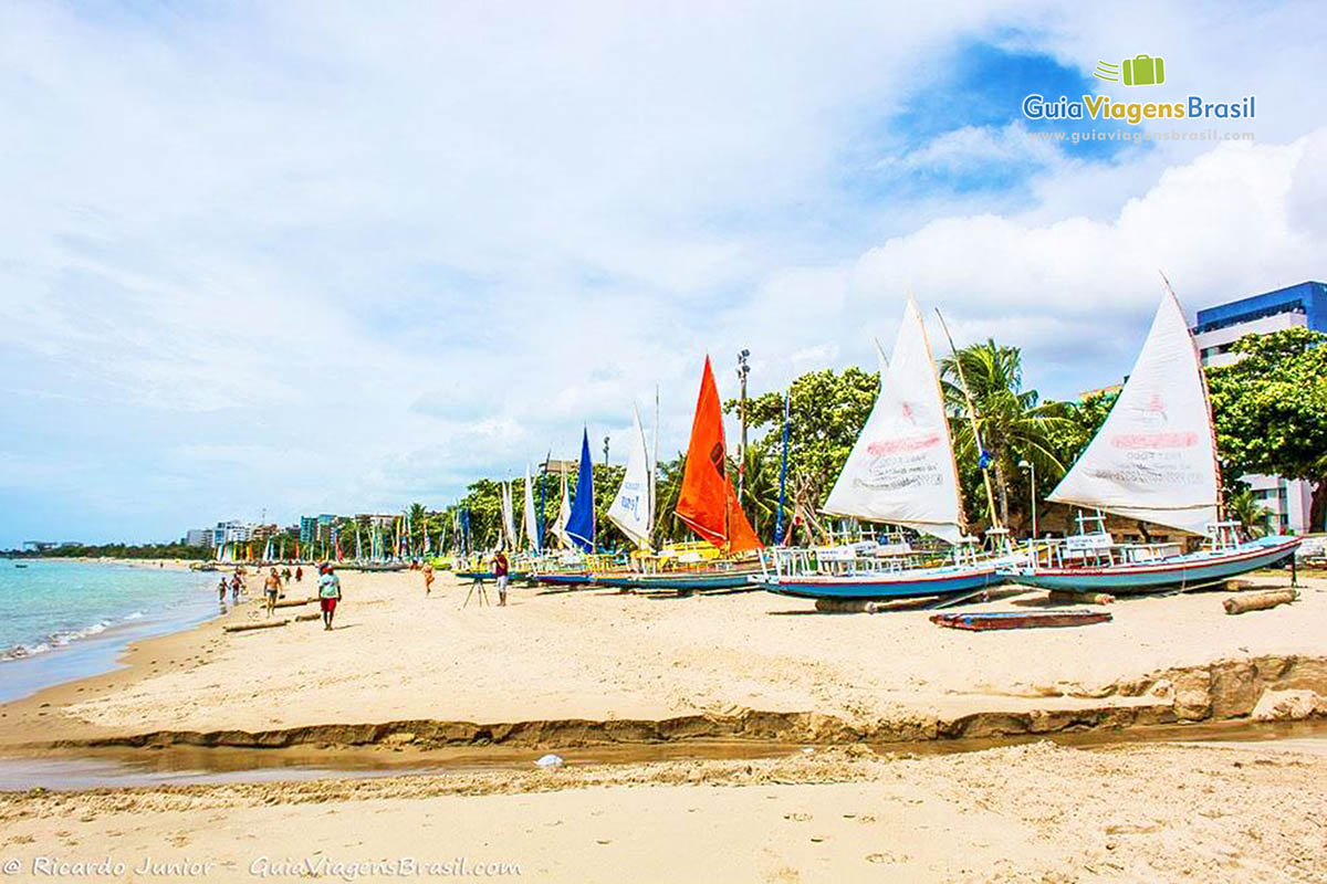 Imagem de barcos na areia da Praia de Pajuçara, em Maceió, Alagoas, Brasil.